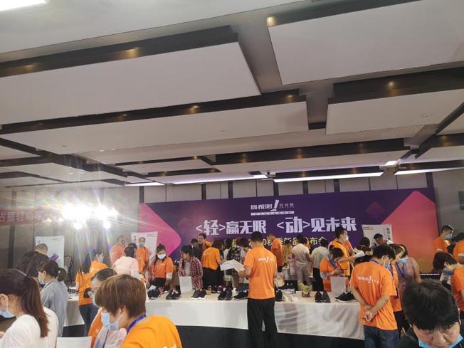 火爆訂貨會(huì)現(xiàn)場(chǎng) 火爆訂貨會(huì)現(xiàn)場(chǎng)